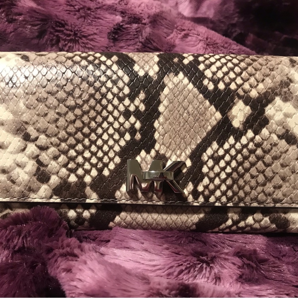 Michael Kors NWOT wallet faux snake skin magnetic closure